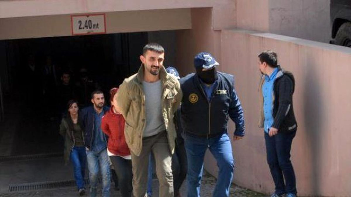 İzmir\'de Terör Operasyonunda Gözaltına Alınan 22 Kişi Adliyede