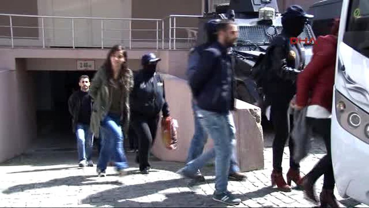 İzmir\'de Terör Operasyonunda Gözaltına Alınan 22 Kişi Adliyede
