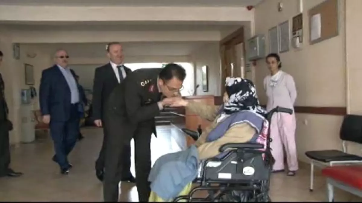 Jandarma'dan Duygulandıran Ziyaret
