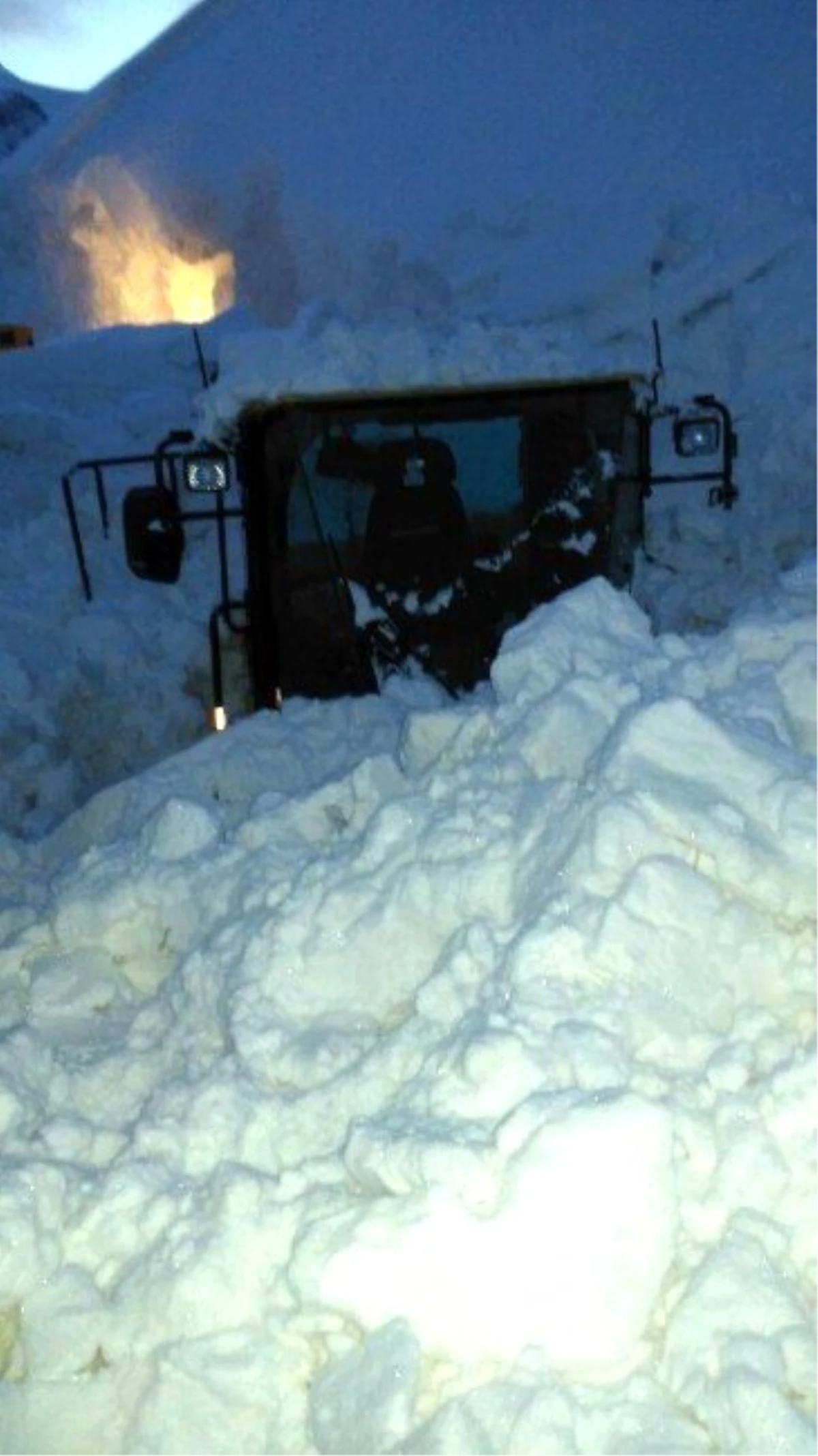 Karayolları Ekibinin Üzerine Çığ Düştü