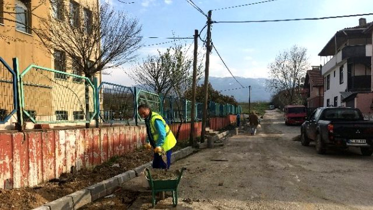 Kartepe\'de Öğrenciler İçin Kaldırım Çalışması