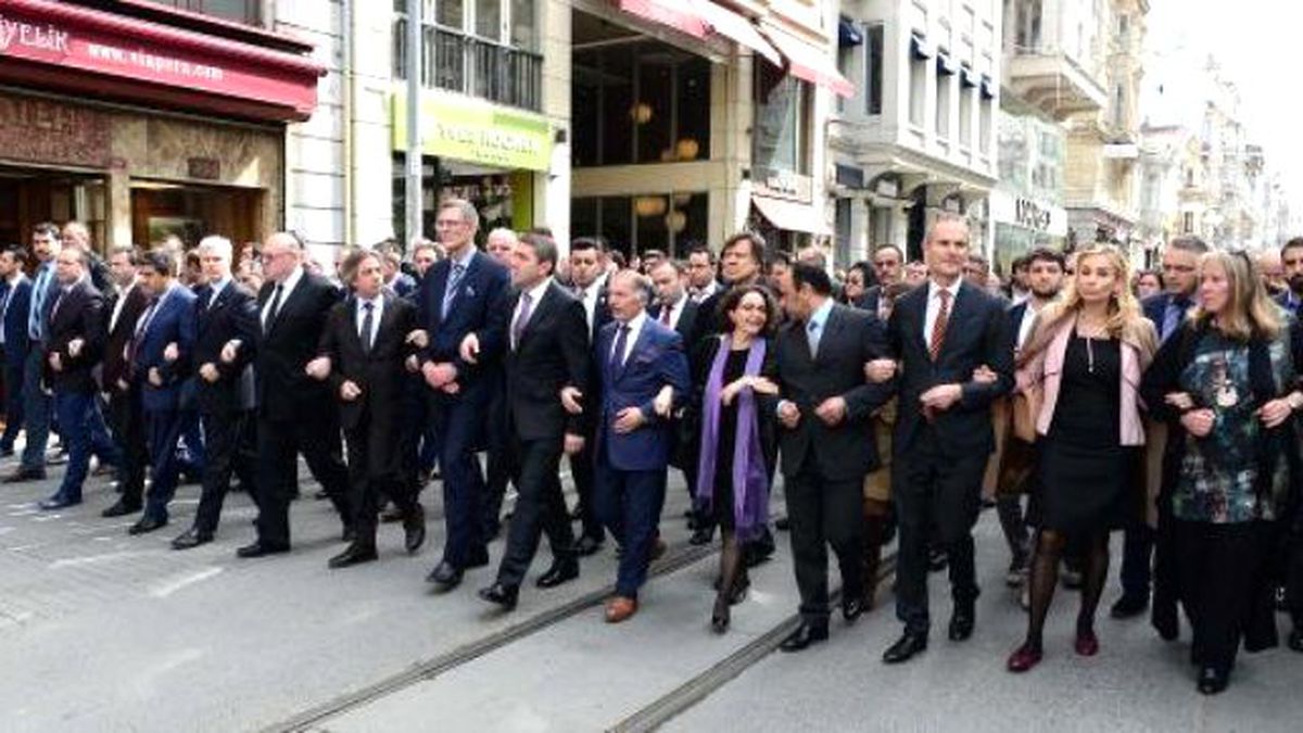 Konsoloslar ve Belediye Başkanları Teröre Karşı Kol Kola Yürüdü