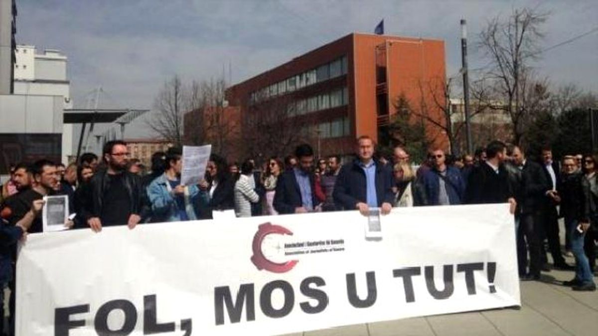 Kosova\'da Basın Mensupları Başbakanı Protesto Etti