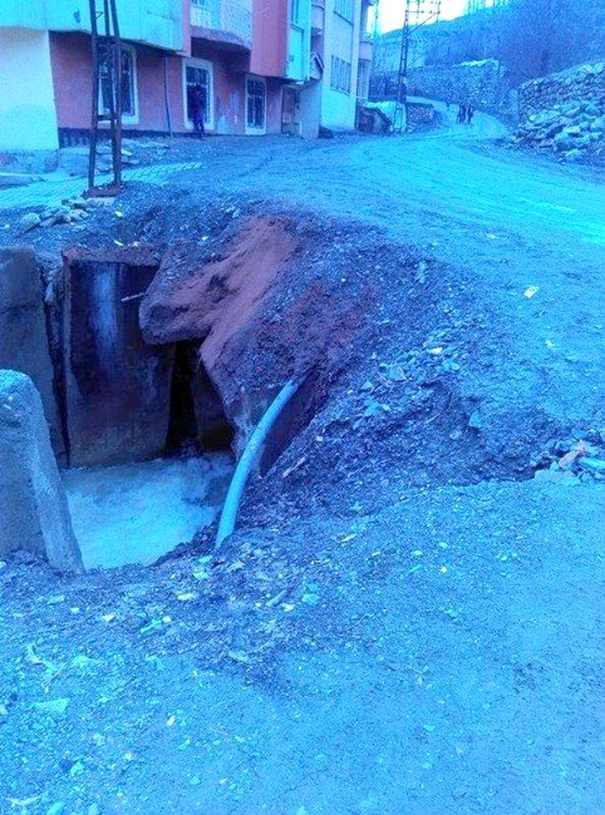 Mahalle Köprüsü Tehlike Saçıyor