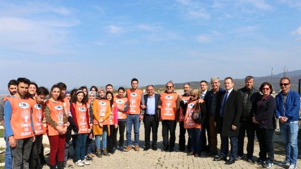 Öğrenciler Yeni Mezarlığa Fidan Dikti