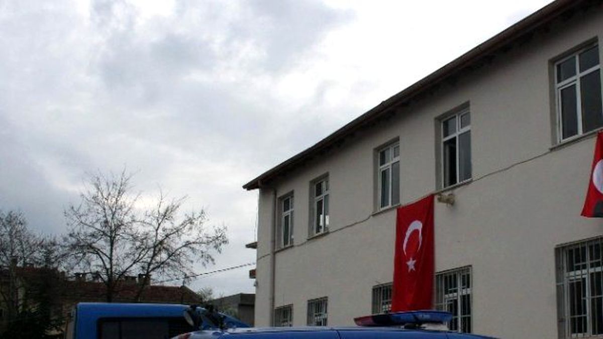 Okulun Kameralarını Kırdılar