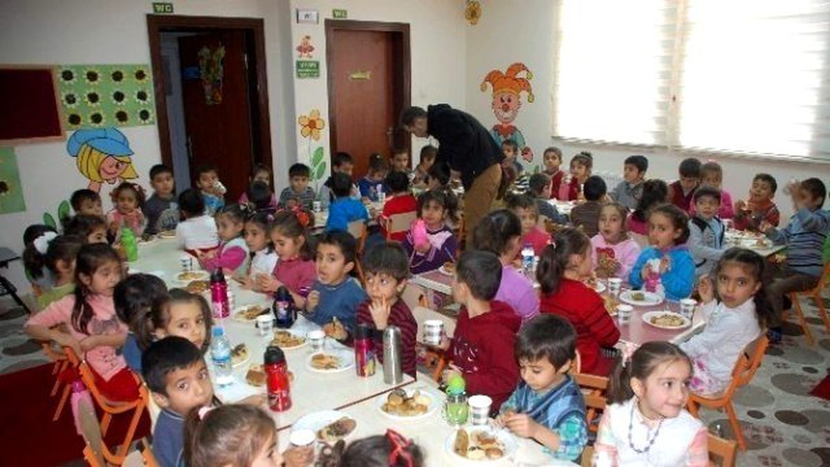 Önce Çevreyi Temizlediler, Sonra da Pasta Kestiler