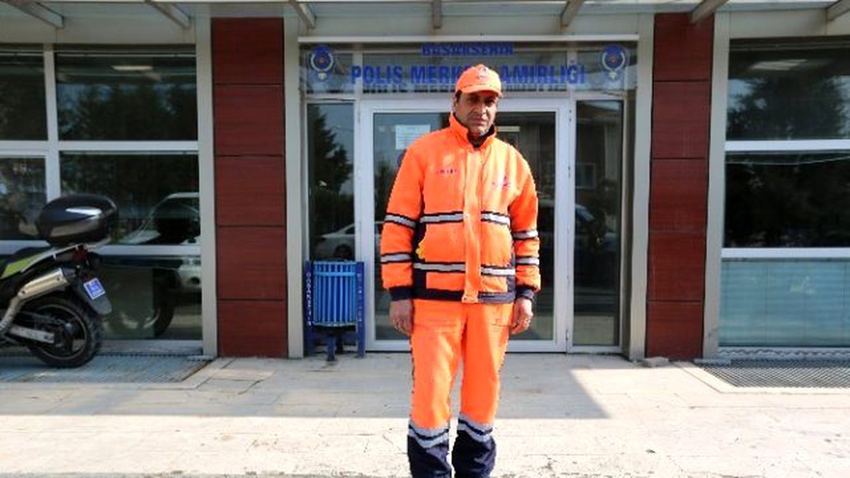Temizlik İşçisi Bulduğu 20 Bin TL\'lik Çeki Sahibine Teslim Etti