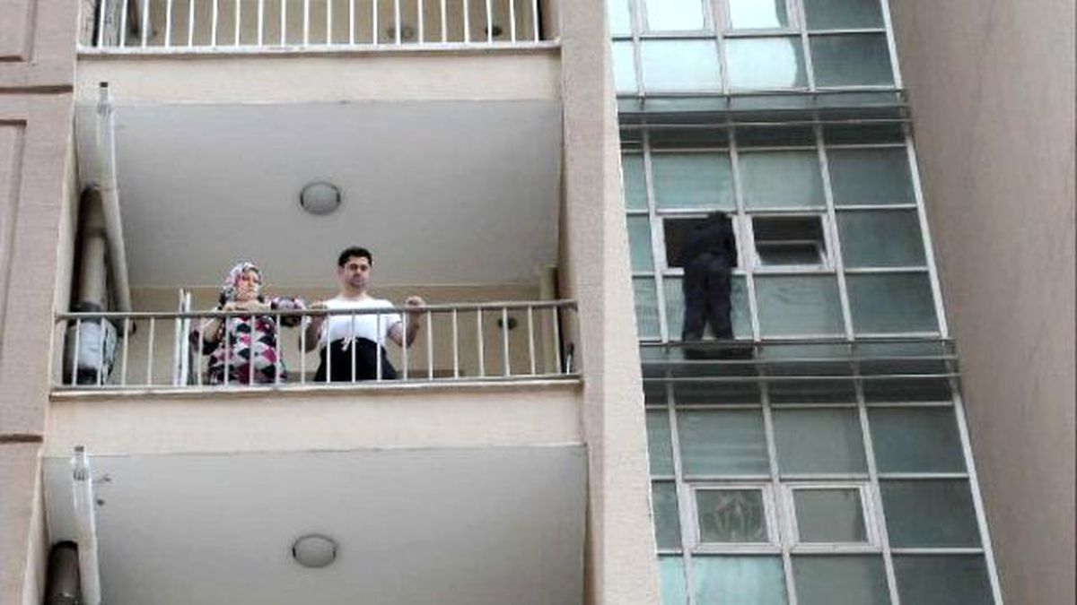 Polis 'Bak Ezan Okunuyor' Deyince, İntihardan Vazgeçti