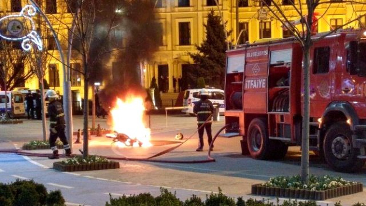 Polise Kızdı, Motosikletini Yaktı