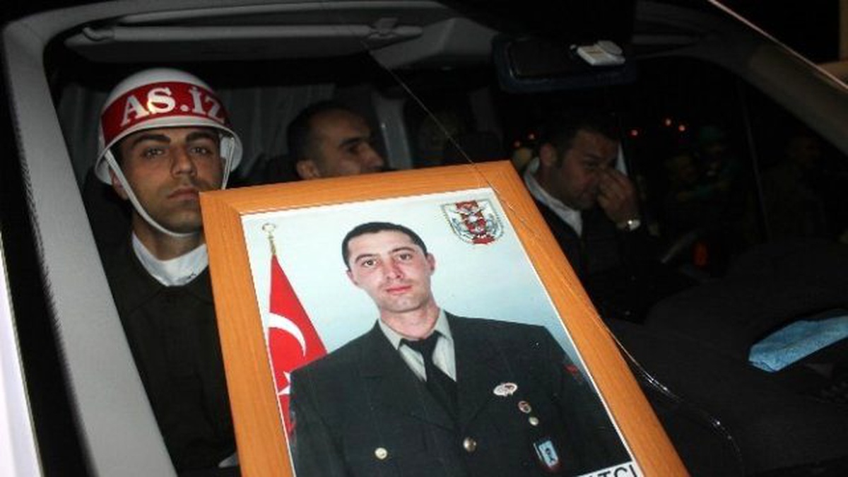 Şehit Oğlunu Asker Parkasıyla Karşıladı