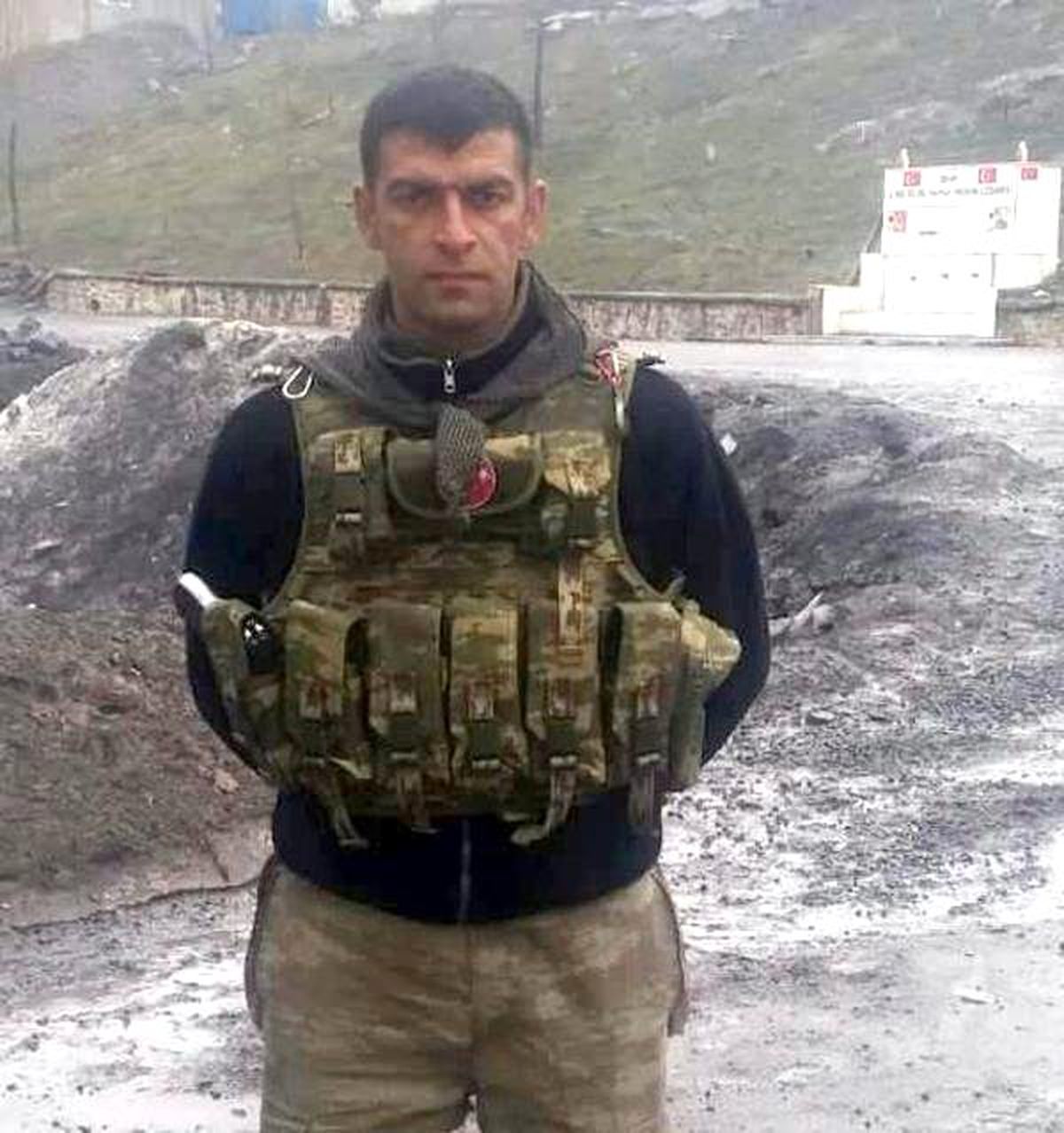 Şehit Uzman Çavuş Salgar\'ın Evine Türk Bayrağı Asıldı