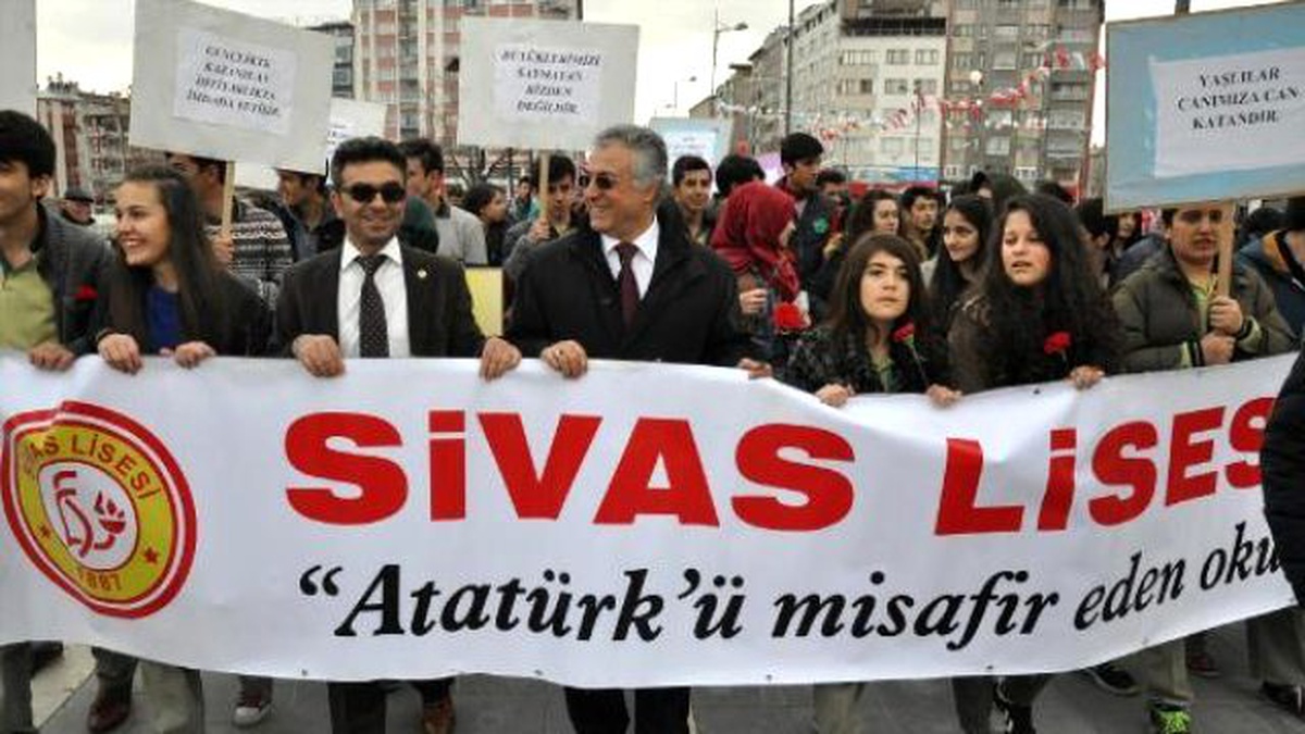 Sivas Lisesi Öğretmen ve Öğrencileri, Yaşlılar İçin Yürüdü