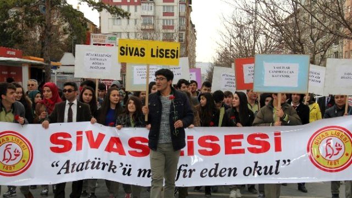 Sivas Lisesi, Yaşlılığa Dikkat Çekmek İçin Yürüyüş Düzenledi