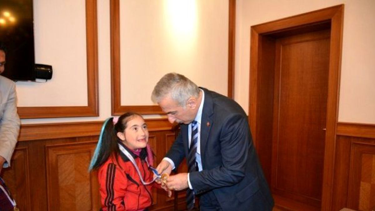 Vali Kamçı, Şampiyonları Kutladı