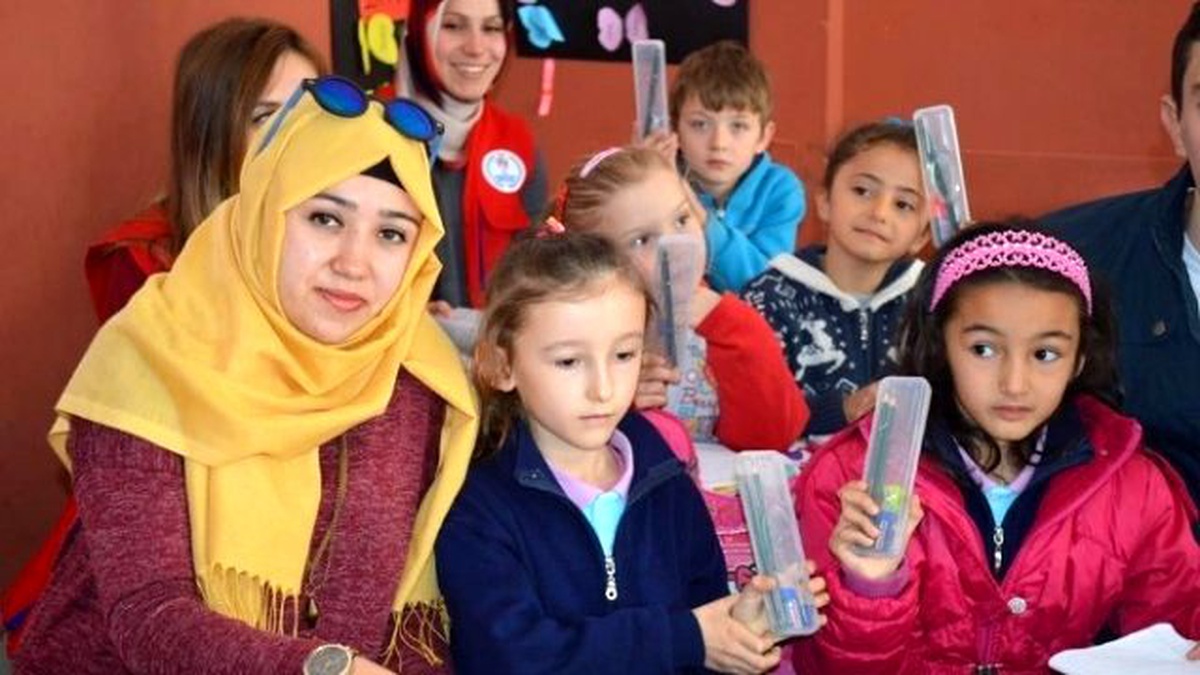 Ygs\'de Toplanan Kırtasiye Malzemeleri Öğrencilere Dağıtıldı