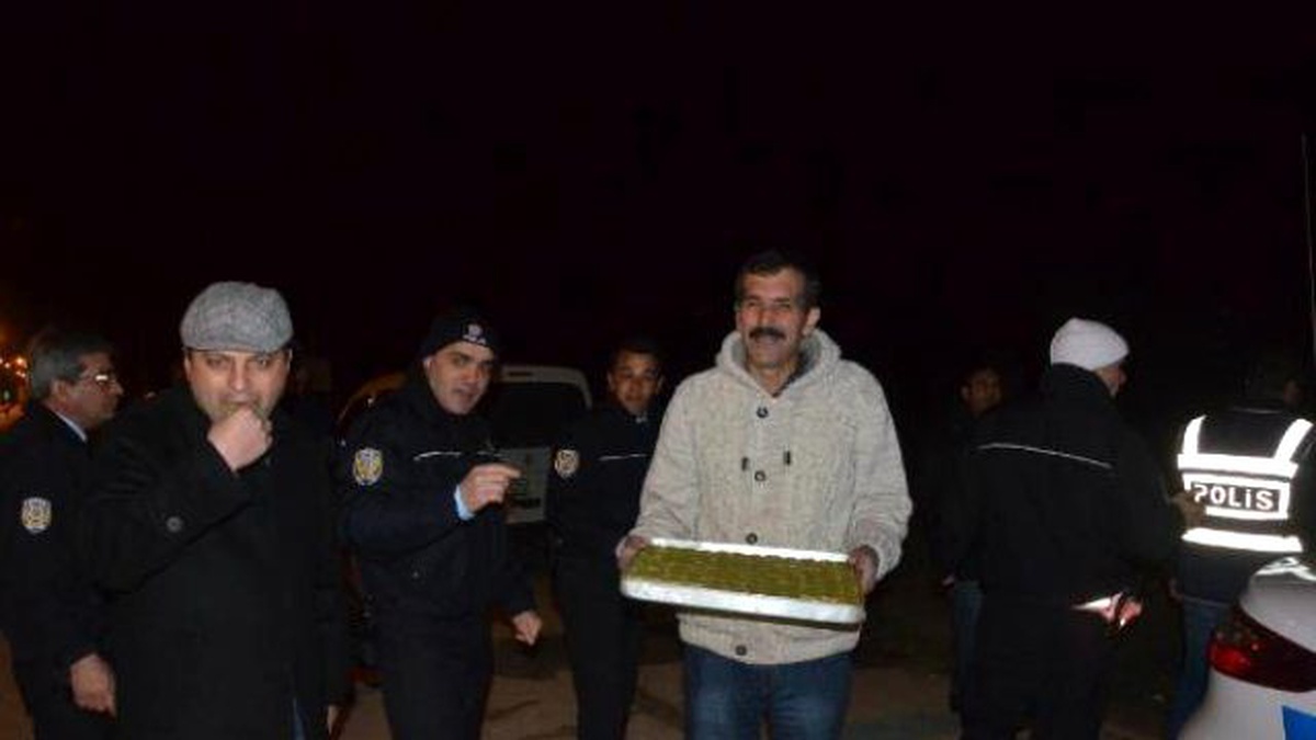 Yol Kontrolü Yapan Polislere Esnaftan Baklava İkramı