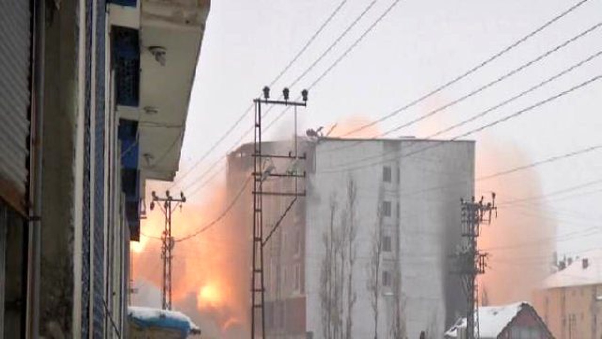 Yüksekova\'da PKK\'lılar Bulundukları Binayı Kaçtıkları Sırada Böyle Patlattı