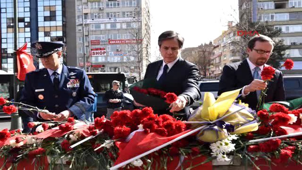 ABD Dışişleri Bakan Yardımcısı Blinken, Terör Saldırısının Olduğu Yere Karanfil Bıraktı