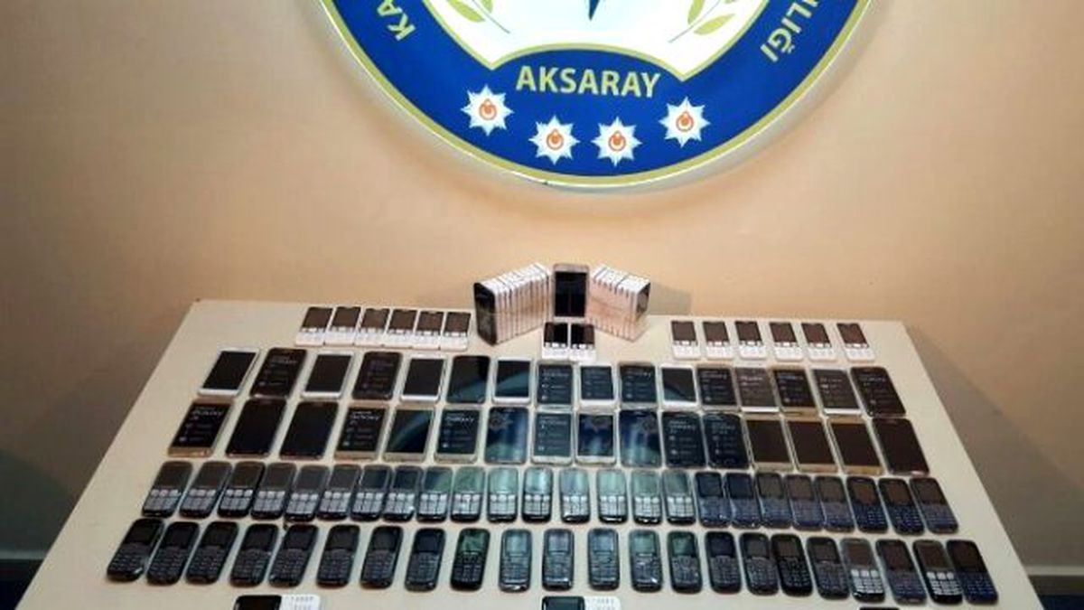 Aksaray\'da Gümrük Kaçağı 118 Cep Telefonu Ele Geçirildi