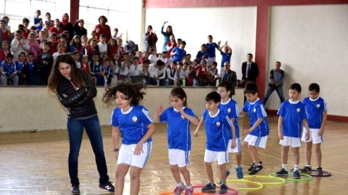 Aliağa\'da Çocuklar Yarışmalarda Gönüllerince Eğlendi