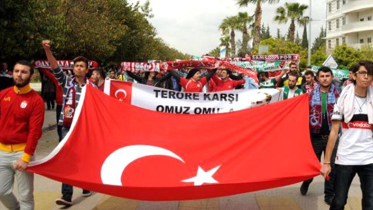 Antalya\'da Taraftar Grupları Terörü Protesto Etti