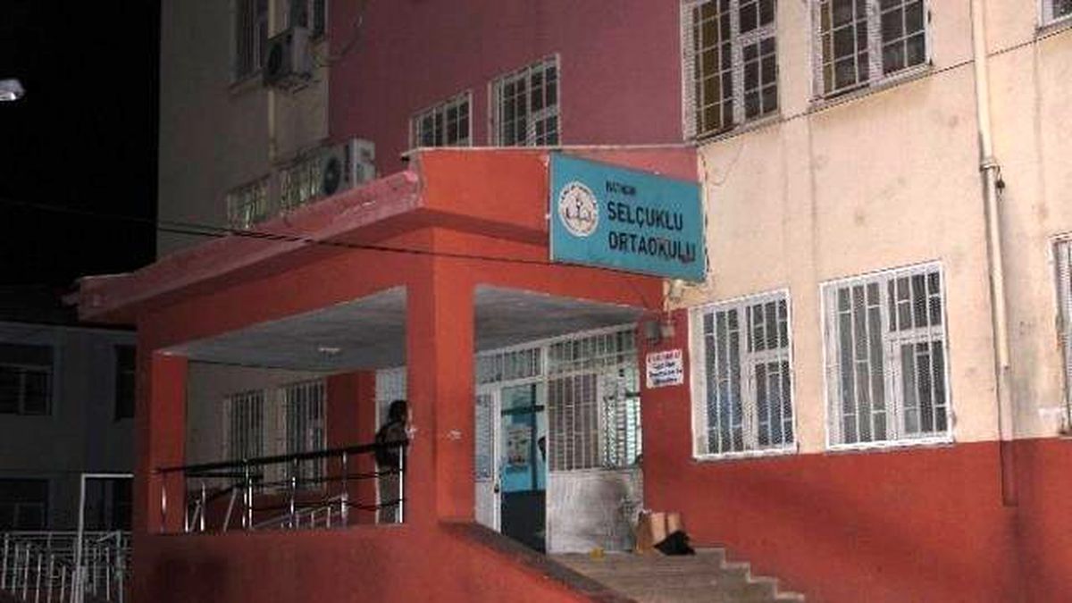 Batman\'da Okula El Yapımı Bomba Atıldı