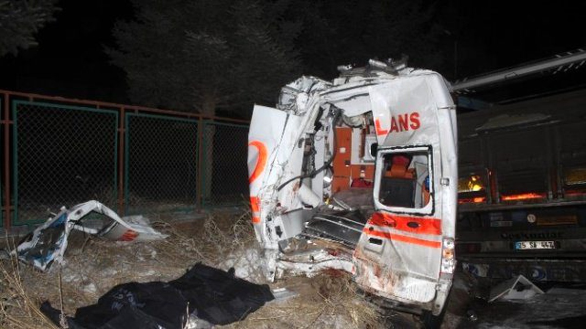 Biri İtfaiye Eri İki Kişinin Öldüğü Feci Kazada Tır Şoförü Tahliye Oldu