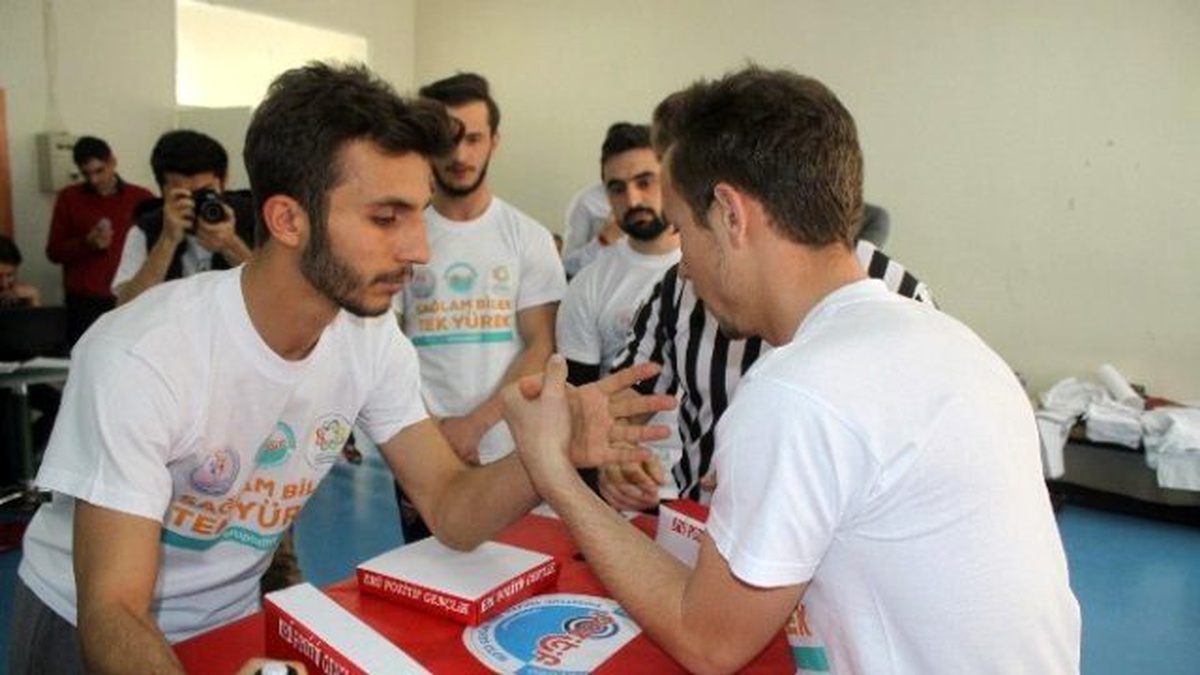 Erü\'de Bilek Güreşi Yarışması Düzenlendi