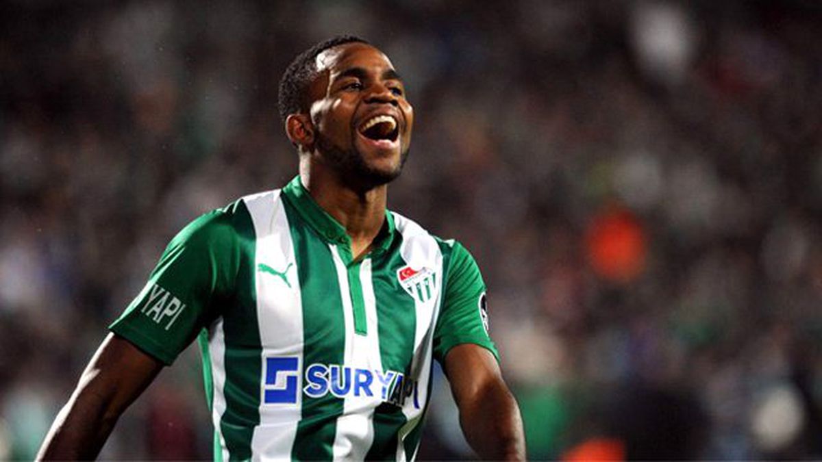 Eski Bursasporlu Bakambu'ya Barcelona Pençesi