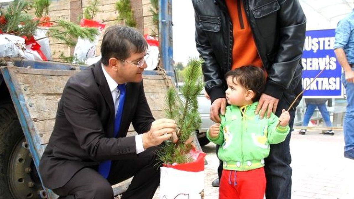 Eskişehirlilere Fidan Dağıtımı Devam Ediyor