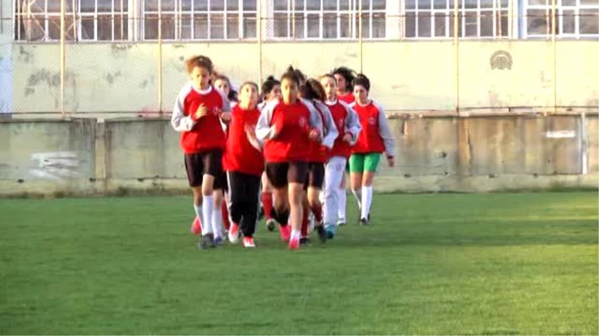 Genç Kız Futbolcunun Milli Gururu - Konya