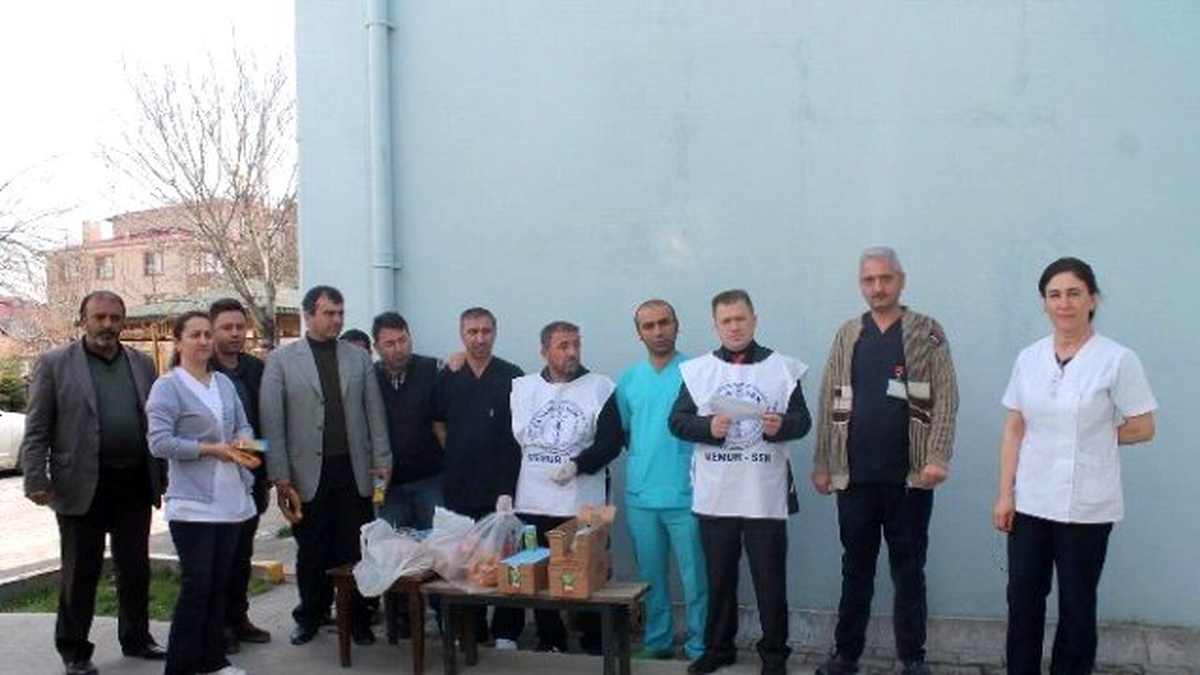 Hastane Yemeklerini Protesto Eden Sağlıkçılar Simit Yedi