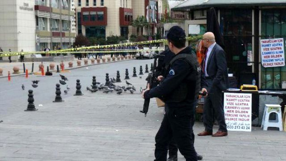 İstanbul Vergi Dairesi Başkanlığı Önünde Şüpheli Çanta Alarmı (1)