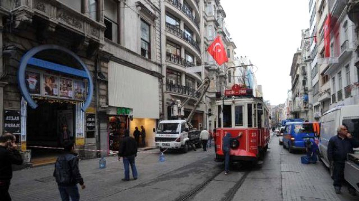 İstiklal Caddesi\'nde Saldırının İzleri Siliniyor