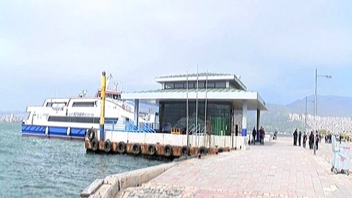 İzmir\'de Fırtına Sokakları Boşalttı