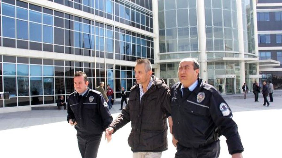 Kendisini 20 Yıldır Döven Oğlunu Öperek Cezaevine Gönderdi