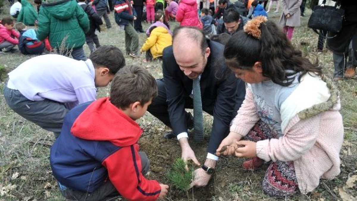 Kent Ormanı\'na 900 Öğrenciden 900 Fidan