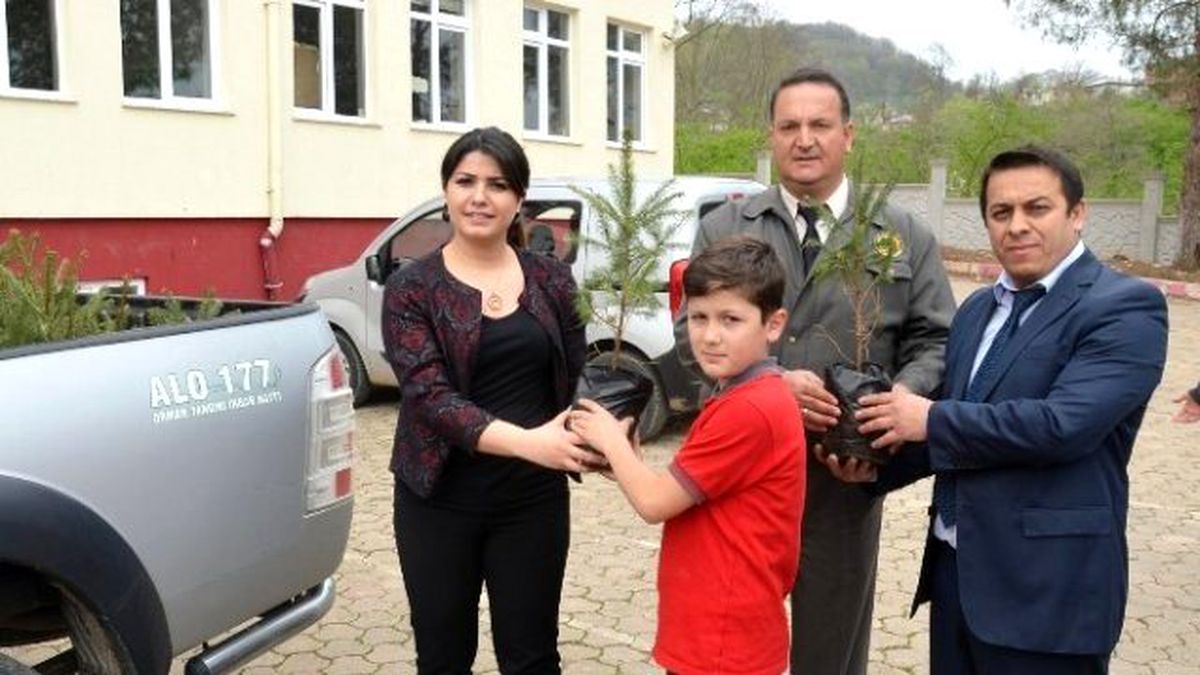 Öğrenciler Fidan Dikti