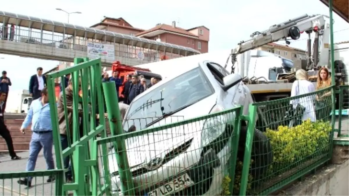 Otobüsle Çarpışan Otomobil Korkuluklara Girdi: 3 Yaralı