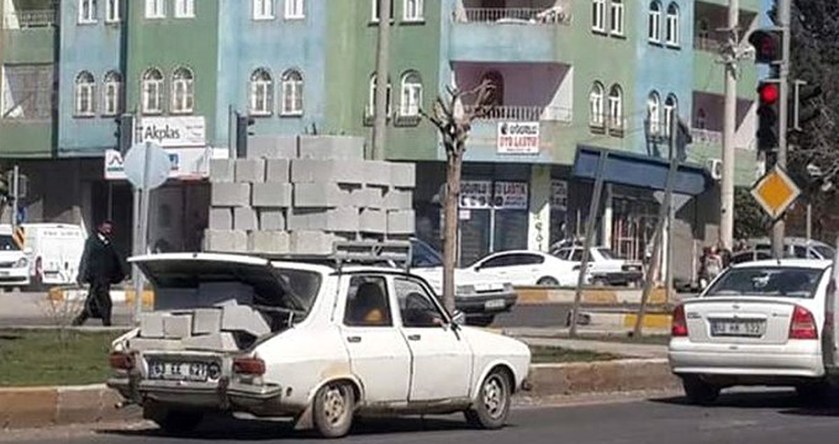 Şanlıurfa'da Tehlikeli Yolculuk! Onlarca Briketi Aracın Üstünde Taşıdı