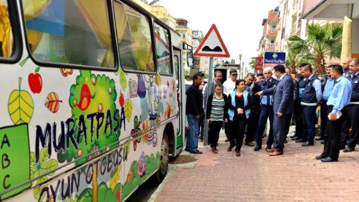 Antalya\'da Pazarcılar Hamile Öğretmeni Tartakladı