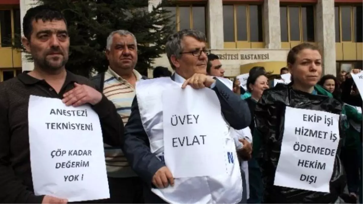 Sağlık Çalışanlarından Çöp Poşetli Protesto