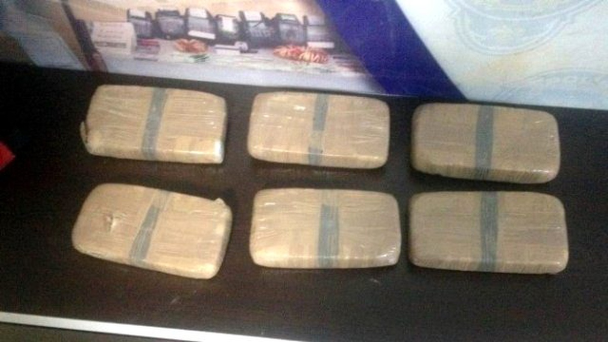 Tatil Havası Verdikleri Kırmızı Spor Çantadan 3 Kilo Eroin Çıktı