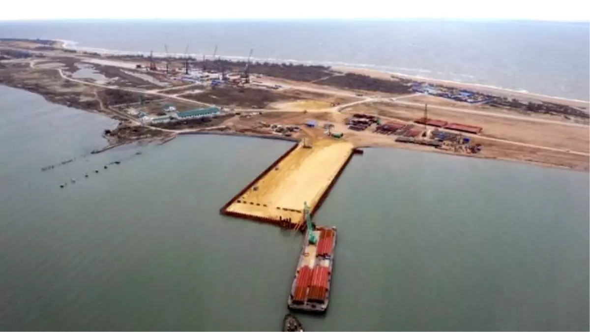 Türk Gemisi, Putin\'in Kırım Köprüsüne Çarptı