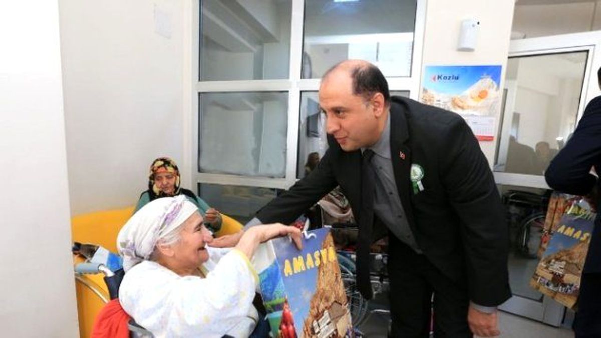 Vali Çomaktekin\'den Yaşlılara Saygı Mesajı