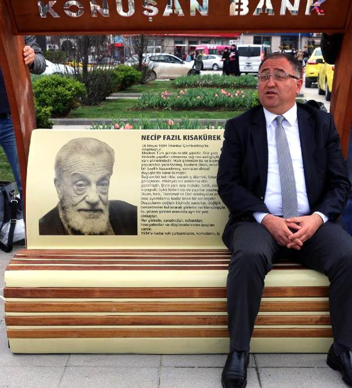 Yalova\'da \'Konuşan Banklar\' Nazım Hikmet ve Necip Fazıl Şiirleri Okuyacak