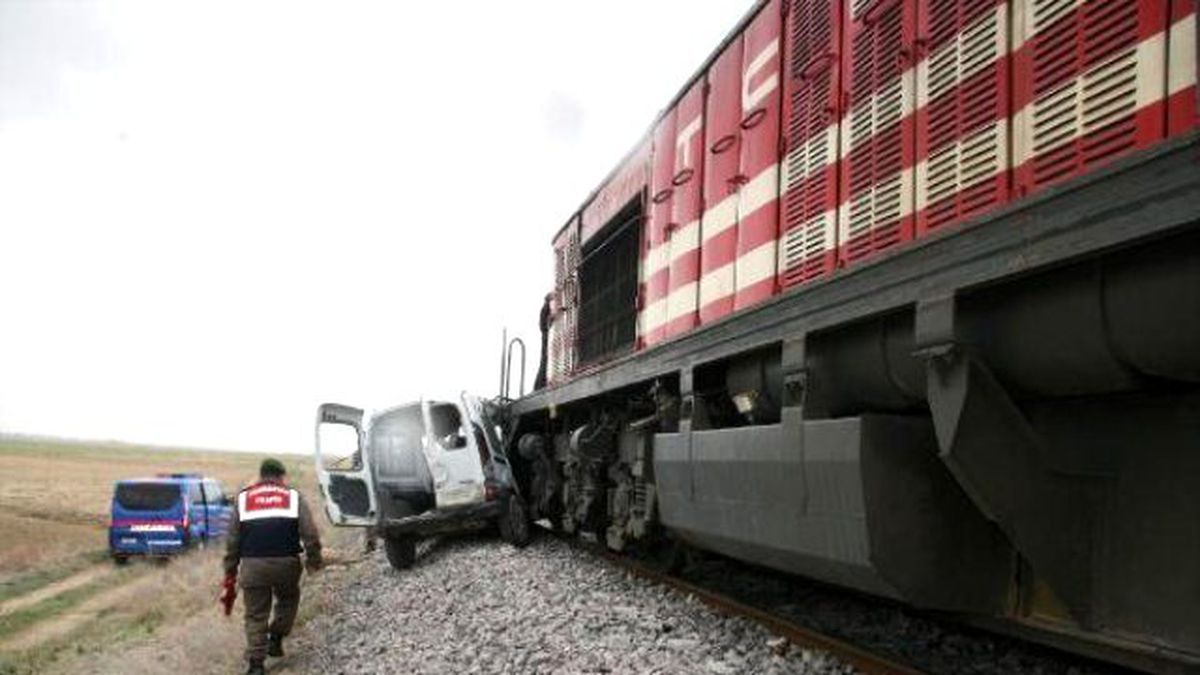 Afyon\'da Tren Hafif Ticari Araca Çarptı: 1 Ölü, 2 Yaralı
