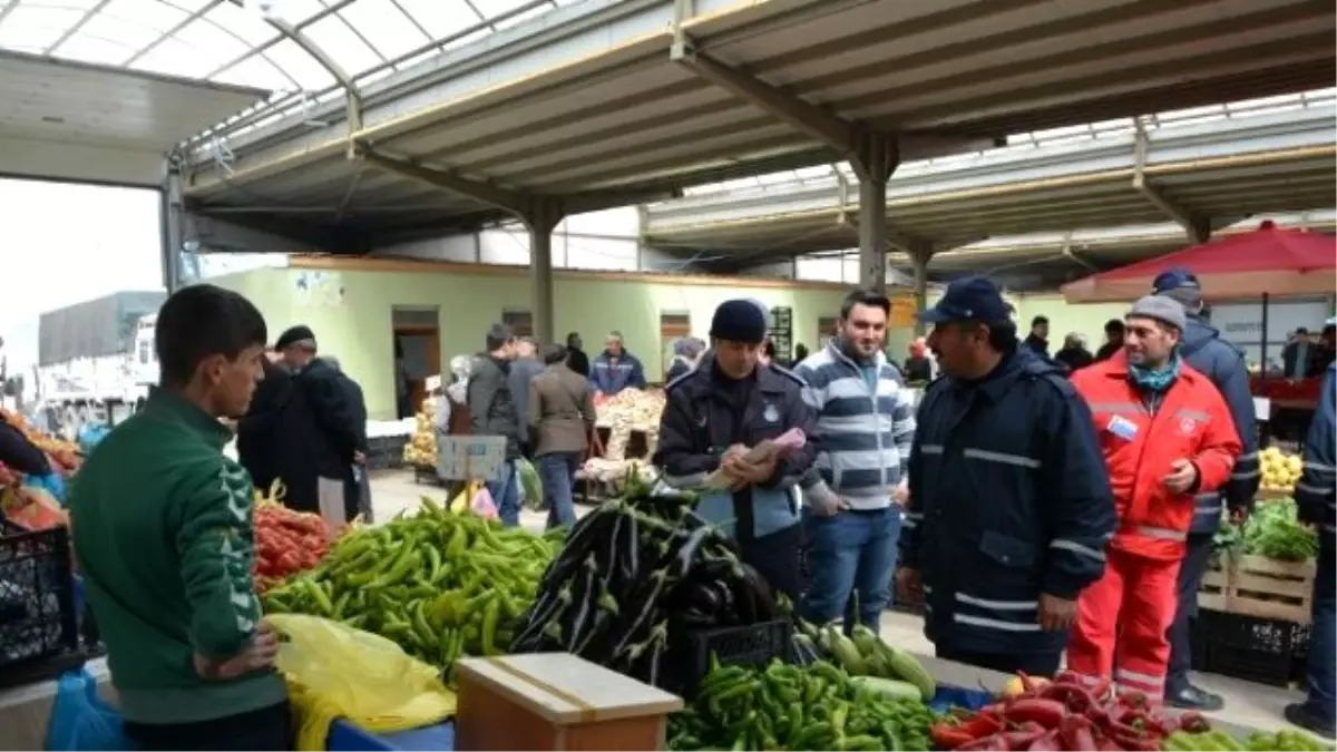 Ardahan Belediyesi Zabıta Müdürlüğü Ekipleri Halk Pazarını Denetledi