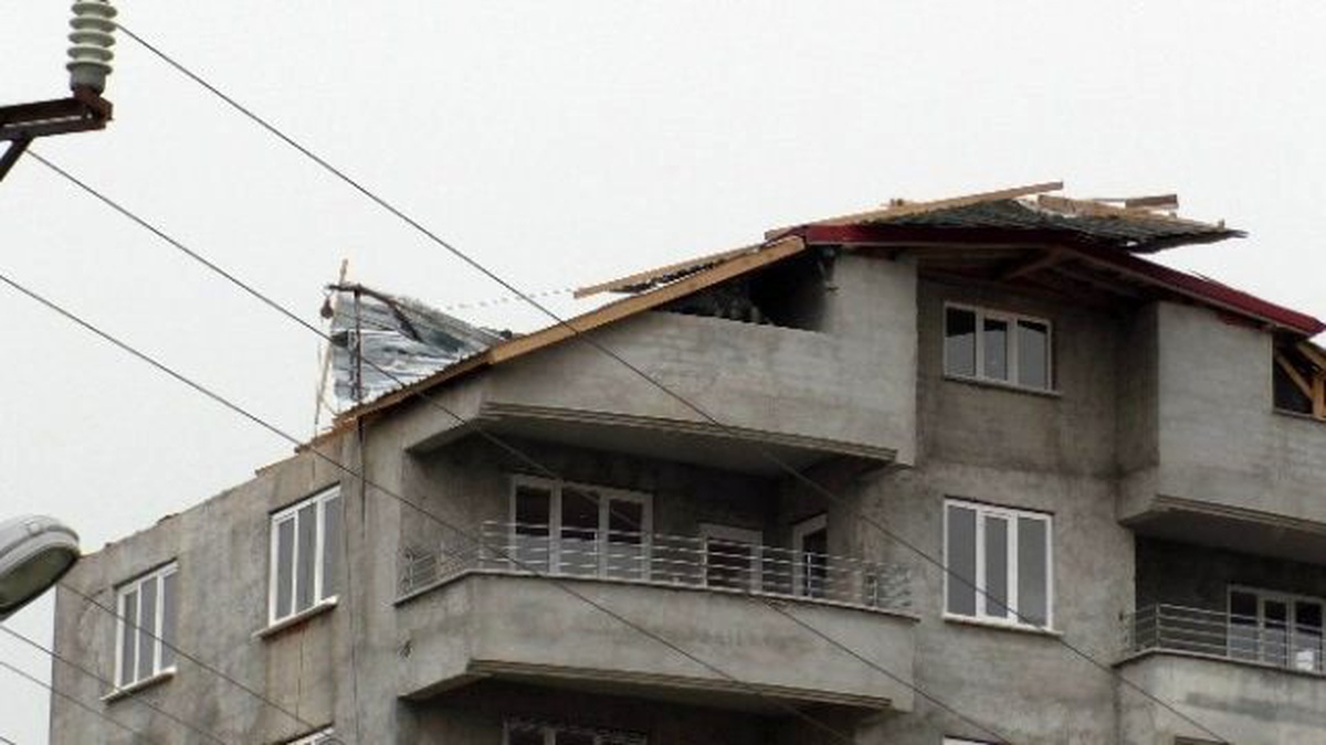 Beyşehir\'de Rüzgar Çatıdaki Kaplamaları Söktü